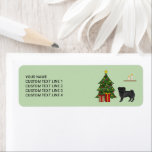 Black Pug Cute Tecknad hund med Julgran Returadress Etikett<br><div class="desc">Desteis ursprungliga tecknad illustration av en söt svart jacka hund av färg Pug. Hund står vid ett festligt Julgran med röda prydnadsföremål och gult, en vit pärlträdgård och en gult stjärna på träd. Det finns också två inslagna presenter vid träd och bakom hund finns det en bruna hyllor med två...</div>