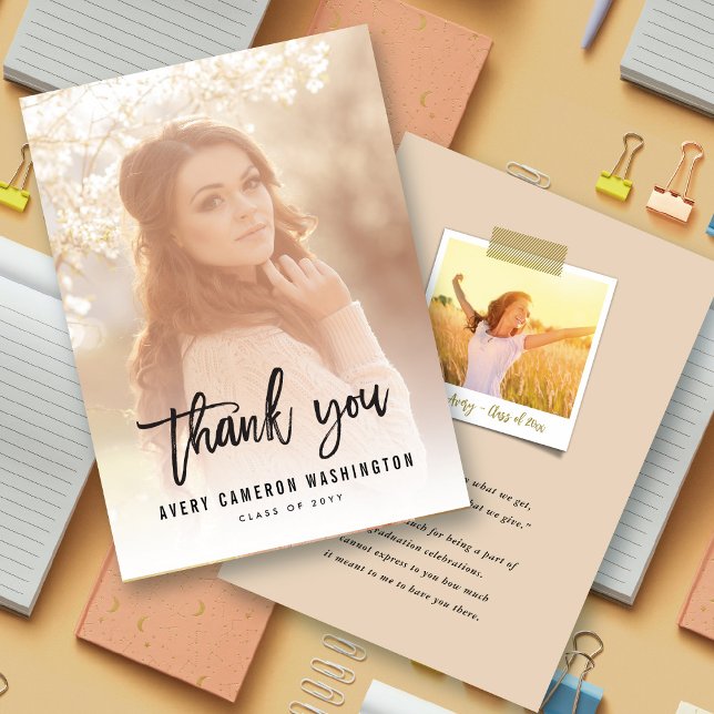 Black Push Script Calligraphy Photo Studenten Tack Kort (Black Brush Script Calligraphy Modern Photo Graduation Thank You Card @ zazzle.com/color_therapy)