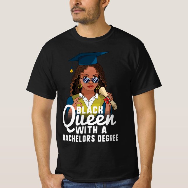 Black Queen with a Bachelor's Degree Studenten T Shirt (Framsida)