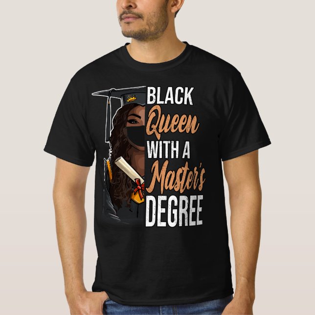 Black Queen with a Master's Degree Studenten Clas T Shirt (Framsida)