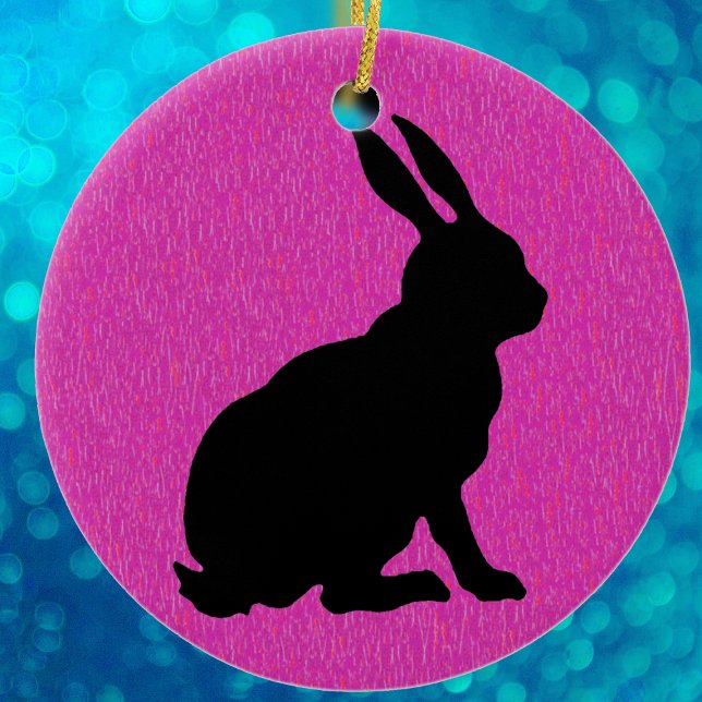 Black Rabbit Silhouette på Rosa Julgransprydnad Keramik (Sitting rabbit in black silhouette on vibrant pink Easter hanging ornament.)