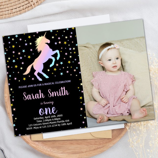 Black Rainbow Unicorn Birthday-inbjudningar med fo Inbjudningar (Black Rainbow Unicorn Birthday Invitations w photo)