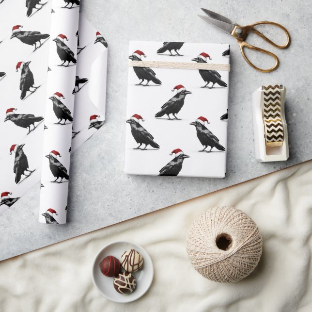 Black raven crow with red santa hat pattern presentpapper (Hantverk)