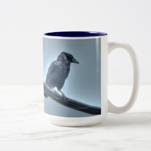 Black Raven på en Powerline Gothic, Celtic, Wiccan Två-Tonad Mugg