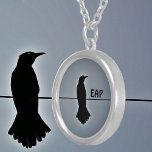 Black Raven Silhouette med Initialer Silverpläterat Halsband<br><div class="desc">En solitär Raven på en tråd i svart silhuett mot ett grått himlar på detta gotiska halsband.Under hela historien och världskulturerna finns korven i malm, mytologi och litteratur. Korvens symbolism är varierad. Det är underbart för fågeln älskare och fläkt av Edgar Allen Poe, makaber och goth. Initialer är anpassade. Det...</div>