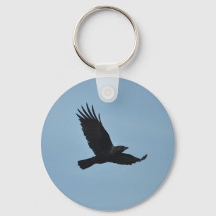 Black Raven som flyger i Blå himmel Photo Nyckelring