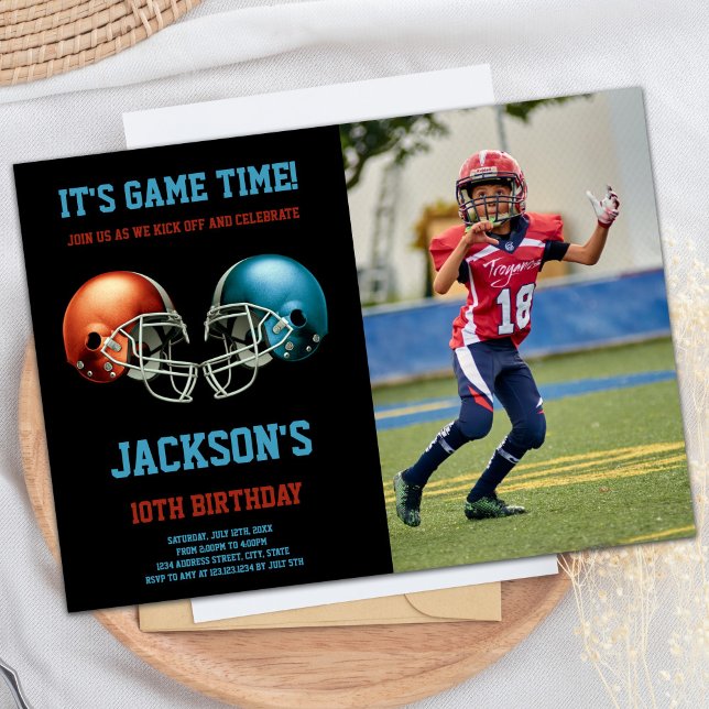 Black Red vs Blue Photo Football Birthday Inbjudningar (Black Red vs Blue Photo Football Birthday Invitation)