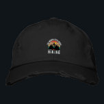 Black Retro Vintage Hiking Camper Äventyr Camp Broderad Keps<br><div class="desc">Ovanför ditt utseende med äventyr i varje stygn. Retro Trail Embroided Baseball Cap har en djärv utformning av landskapet: stora berg, träd, ett glansande sol och ett ensamt figur som går längs en fredlig högkvarn. Avslutat med en vintage-stil-bakgrund och återinspirerad text, fångar detta tak andan av tidlös irrlust och orubblig...</div>