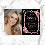 Black Ro Guld Photo 50:e födelsedagen Inbjudningar<br><div class="desc">Elegantens blommigt 50-årsinbjudan med ditt foto. Glam Black rosa design med faux glitter ro guld. Funktioner för rosa ros, typsnitt för skript och konfiguration. Perfekt för en snyggt vuxen under firande party. Anpassa med dina egna detaljer. Kan anpassas för vilken ålder som helst! Skrivna Zazzle-inbjudningar eller digital utskrivbar mall för...</div>