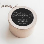 Black Romantic Calligraphy Bröllop Tack Runt Klistermärke<br><div class="desc">Det här svarta och vita tacket är att du har bröllop-dekalen med elegant och romantisk kalligrafiskrift med namn och datum. Om du vill ha en mer avancerad anpassning av den här designen klickar du på BLUE DESIGN VERKTYG ovan!</div>