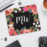 Black Rosa Coral Boho Flower Ram Monogrammed Musmatta<br><div class="desc">Blommigt-musmattan med en ram av handdragna blommor i orange,  shock rosa,  korallrött och  rosa mot svart bakgrund. Lägg till ditt initiala värde i ett söt,  vitt calligraphy-skript.</div>