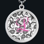 Black, Rosa, White Damask Bridesmaid Pendant Silverpläterat Halsband<br><div class="desc">Den här snyggten,  svart och vit damm med monogrammad halsband,  skulle vara ett speciellt minne för hela dam i din bröllopsfest. Ändra monogrammet till dem du behöver. E-posta niteowlstudio@gmail.com om du behöver hjälp med att anpassa detta på det sätt du vill. Den matchande bröllopsinbjudan visas nedan.</div>