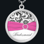 Black, Rosa, White Damask Bridesmaid Pendant Silverpläterat Halsband<br><div class="desc">Den här snyggten, svart och vit damm Bridesmaid necklace med faux fuchsia ribbon och jewels skulle vara ett speciellt minne för hela dam i din bröllopsfest. Byt "Bridesmaid" i ord till namn eller till spelar ingen roll som du vill ha där. E-posta niteowlstudio@gmail.com om du behöver hjälp med att anpassa...</div>