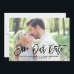 Black Rustic Push Calligraphy Photo Spara Vårt dat Datumet<br><div class="desc">Snyggt spara datum meddelande med penselmodern kalligrafi med grönt löv mönster. Detta kommer att vara en perfekt för att spara datumet för vår och sommarens bröllop. Du kan anpassa baksidan genom att lägga till ditt eget mönster eller lägga till ett annat foto.</div>