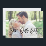 Black Rustic Push Calligraphy Photo Spara Vårt dat Spara Datumet<br><div class="desc">Snyggt spara datum meddelande med penselmodern kalligrafi med grönt löv mönster. Detta kommer att vara en perfekt för att spara datumet för vår och sommarens bröllop. Du kan anpassa baksidan genom att lägga till ditt eget mönster eller lägga till ett annat foto.</div>