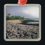 Black Sand Beach i Hawaii Julgransprydnad Metall<br><div class="desc">Det här är foton som fotograferas inom min familj. De är upphovsrättsskyddade och i vår egendom. Hawaii Ligcape bilder utanför fastlandet. Vissa kommer att gå över i kategorin Groovy Pop Art. Bland dessa finns vatten,  en solnedgång,  delfiner,  ett dött träd som bortser från vatten och mer.</div>