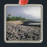 Black Sand Beach i Hawaii Julgransprydnad Metall<br><div class="desc">Det här är foton som fotograferas inom min familj. De är upphovsrättsskyddade och i vår egendom. Hawaii Ligcape bilder utanför fastlandet. Vissa kommer att gå över i kategorin Groovy Pop Art. Bland dessa finns vatten,  en solnedgång,  delfiner,  ett dött träd som bortser från vatten och mer.</div>