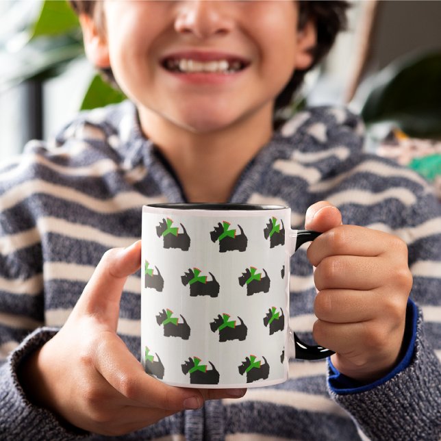 Black Scotty Hund jul-Helgdag Mugg (Cute Scottie's in Holiday scarves parade around this mug!)