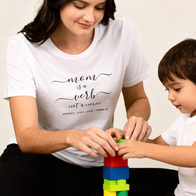 Black Script Mom Is a Verb Mother Keepsake T Shirt (Skapare uppladdad)