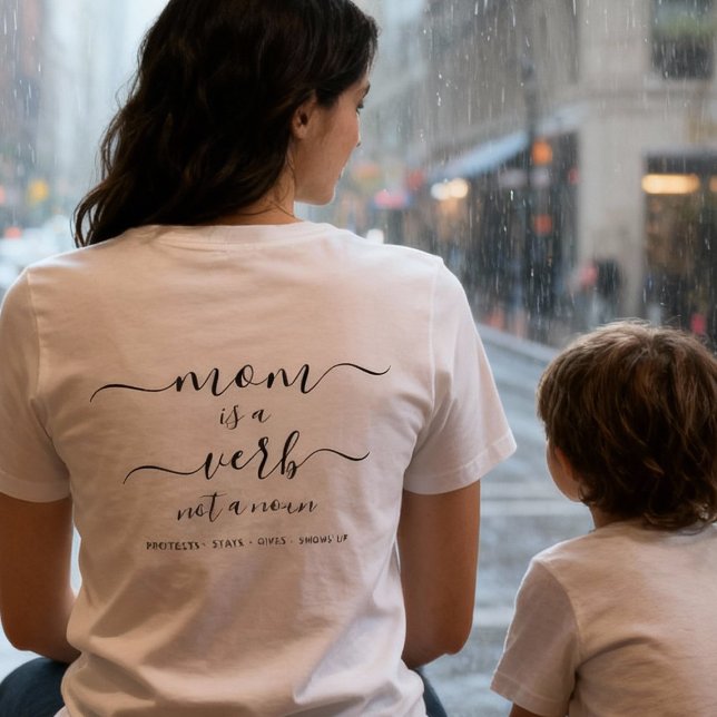 Black Script Mom Is a Verb Mother Keepsake T Shirt (Skapare uppladdad)