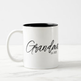 Black Script Typography Grandma Established Year Två-Tonad Mugg
