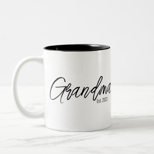 Black Script Typography Grandma Established Year Två-Tonad Mugg (Vänster)