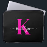 Black Shock rosa Monogram Laptop Fodral<br><div class="desc">Denna enkla, 15-tums svarta laptop sleeve med elegant 15 i ett trendig-skriptteckensnitt i vitt och ditt första i ett modernt teckensnitt i shock rosa är perfekt för dig. Det är snyggt och trendig och ändå väldigt klassiskt. Det är unikt - som du!</div>