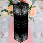 Black silver glitter elegant födelsedag presentask för vinflaska<br><div class="desc">En klassisk svart bakgrund. Dekorerad med faux silver glitter. Anpassa och lägg till namn,  ålder och datum.</div>