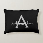 Black Silver Modern Script Girly Monogram Namn Prydnadskudde<br><div class="desc">Svart och Silver-skript Monogram Namn och första fyllningen. Kudden gör perfekten söt 16 födelsedag,  bröllop,  möhippa,  babydusch eller bachelorette-gåva till någon som dekorerar hennes rum i ro guld.</div>