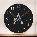 Black Silver Modern Script Girly Monogram Namn Rund Klocka<br><div class="desc">Svart och Silver Enkel skriptklocka i Monogram Namn. Det gör perfekten söt 16-årsjubileum,  bröllop,  möhippa,  årsdag,  babydusch eller bachelorette-fest för någon som glam lyxen och chic stilar i kärlek.</div>