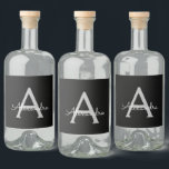Black Silver Modern Script Girly Monogram Namn Spritflaskor Etikett<br><div class="desc">Svart och Silver Monogram Namn Liquor (Vodka,  Whiskey,  Gin,  Rum) Flaska-etikett. Det gör perfekten söt 16-årsjubileum,  bröllop,  möhippa,  årsdag,  babydusch eller bachelorette-fest för någon som glam lyxen och chic stilar i kärlek.</div>