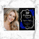 Black Silver Royal Blue Photo 50:e födelsedagen Inbjudningar<br><div class="desc">Elegantens blommigt 50-årsinbjudan med ditt foto. Glam Black royal blue design med faux glitter silver. Med sapphire blue ro, script font och confietti. Perfekt för en snyggt vuxen under firande party. Anpassa med dina egna detaljer. Kan anpassas för vilken ålder som helst! Skrivna Zazzle-inbjudningar eller digital utskrivbar mall för omedelbar...</div>