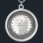 Black Snöre Silver Round Photo Necklace Silverpläterat Halsband<br><div class="desc">Anpassa det här söt halsbandet att ha som bröllopsfavörer på bröllopsmottagningen eller att ha en själv som en hågkomst till din speciella dag. Detta halsband är också perfektens gåva till bruden på hennes möhippa. Anpassa genom att lägga till fotot.</div>