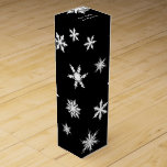 Black Snowflake Vin Box Presentask För Vinflaska<br><div class="desc">Krispvitt snöflingor på en svart bakgrund dekorerar den här lådan och ge det ett festligt helgdag.</div>