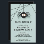 Black Spider Kids Halloween Birthday-inbjudningar<br><div class="desc">Halloween fest-inbjudningar har en läskig svart spindel som hänger från hans webben, roligt för Halloween födelsedagsfest inbjudan i alla åldrar. Tryckt på halvglans papper för 110 lb. **Vita ENVELOPES ÄR FRIVILLIGA OCH medför extra kostnader. Se till att kontrollera din beställning dubblan innan du lägger till den i din kundvagn eftersom...</div>