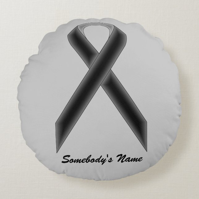 Black Standard Ribbon från Kenneth Yoncich Rund Kudde (Framsidan)