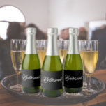 Black Stylized Script Bröllop Bridesmaid<br><div class="desc">Självhäftande etiketter för bröllop minismousserande vin-flaskor som har en solid svart bakgrund tillsammans med "Bridesmaid" tryckt i vitt,  stiliserat skript. En underbar idé när du lägger ut dina brudtärnor och planerar för en bachelorette-fest!</div>