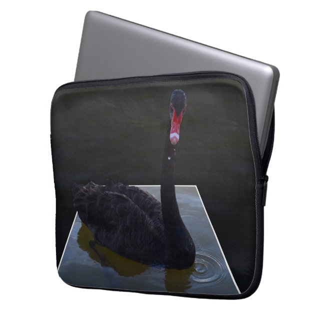 Black Svan simming i Dimensional Pond. Laptop Sleeve (Framsidan Vänster)