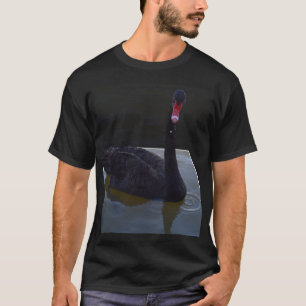 Black Svan simming i Dimensional Pond. T-shirt