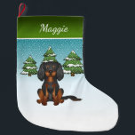 Black Tan Cavalier Kung Charles Spain in Winter Stor Julstrumpa<br><div class="desc">Desteis ursprungliga tecknad illustrerar en söt svart och brunt i färg Cavalier-hund. Hund placeras på en vinterscen. På scenen snöar det i bakgrunden och det finns tre gröntar träd bakom hund. Träd har lite snö på dem. Bakgrunden är en ljusblå till vit övertoning som är ge för den här utformningen...</div>