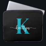 Black Teal Monogram Laptop Fodral<br><div class="desc">Denna enkla,  15-tums svarta laptop sleeve med elegant 15 i ett trendig-skriptteckensnitt i vitt och ditt första i ett modernt teckensnitt i teal är perfekt för dig. Det är snyggt och trendig och ändå väldigt klassiskt. Det är unikt - som du!</div>