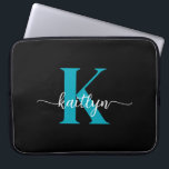 Black Teal Monogram Laptop Fodral<br><div class="desc">Denna enkla,  15-tums svarta laptop sleeve med elegant 15 i ett trendig-skriptteckensnitt i vitt och ditt första i ett modernt teckensnitt i teal är perfekt för dig. Det är snyggt och trendig och ändå väldigt klassiskt. Det är unikt - som du!</div>
