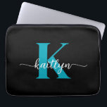 Black Teal Monogram Laptop Fodral<br><div class="desc">Den här enkla, svarta eleganten 13-tums laptop sleeve med det första namn i ett trendig-skriptteckensnitt i vitt och det första tecknet i ett modernt teckensnitt i teal är perfekt för dig. Det är snyggt och trendig och ändå väldigt klassiskt. Det är unikt - som du!</div>