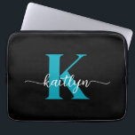 Black Teal Monogram Laptop Fodral<br><div class="desc">Den här enkla,  svarta eleganten 13-tums laptop sleeve med det första namn i ett trendig-skriptteckensnitt i vitt och det första tecknet i ett modernt teckensnitt i teal är perfekt för dig. Det är snyggt och trendig och ändå väldigt klassiskt. Det är unikt - som du!</div>