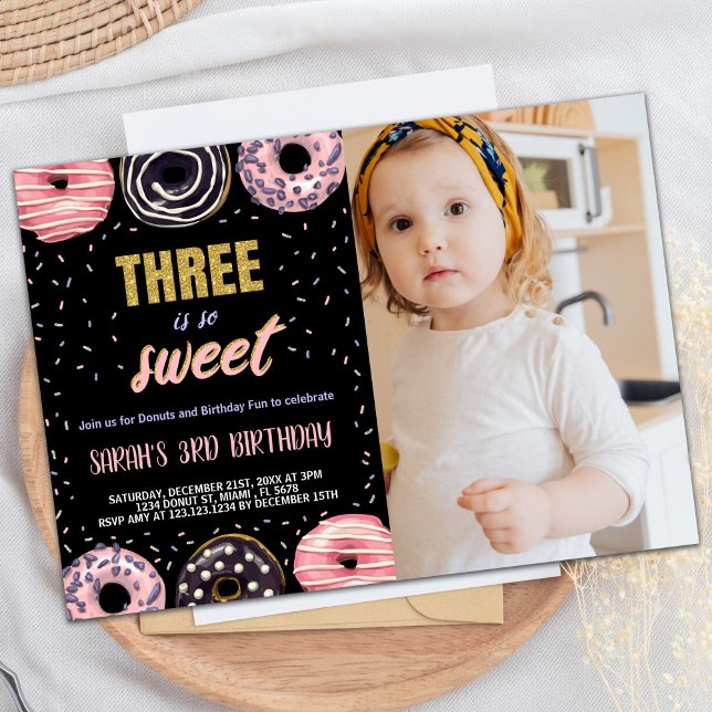 Black Three är Sweet Photo Donut Birthday Inbjudningar (Black Three is Sweet Photo Donut Birthday Invitation)