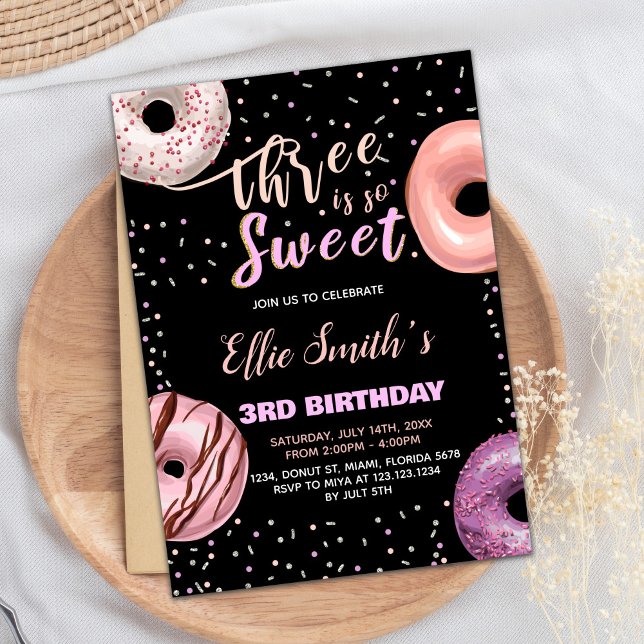 Black Three Sweet Rosa Donut Birthday-inbjudningar Inbjudningar (Black Three Sweet Pink Donut Birthday Invitations)