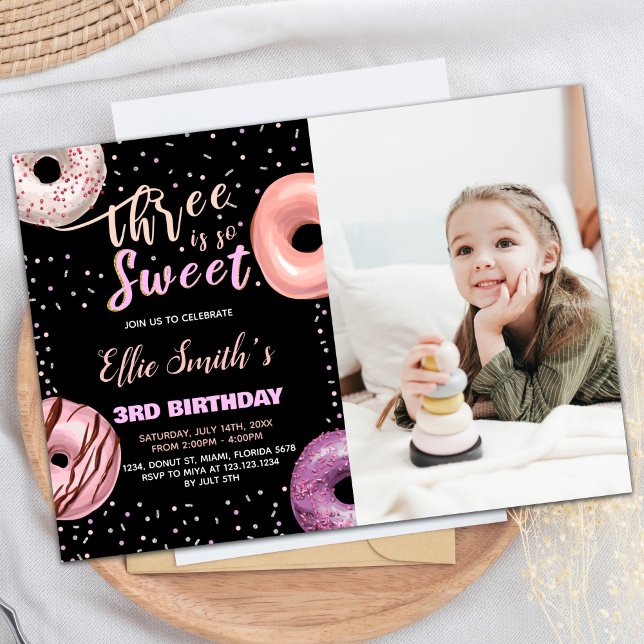 Black Three Sweet Rosa Photo Donut Birthday Inbjudningar (Black Three Sweet Pink Photo Donut Birthday Invitation)