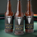 Black Tie Poker Night Bachelor Party Ölflaska Etikett<br><div class="desc">Fira i stil med de här flaska-etiketterna från Black Tie Poker Night-samlingen. Det är perfekt för en klassens bachelor night med en kasinosknapp. Oavsett om du är värd för ett privat pokerspel, en Vegas-temad bash, eller en formell firande för att kunna vara närvarande, ger den här designen dig extra sofistikering...</div>