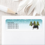 Black Tri Pembroke Corgi Blue Winter-jul Returadress Etikett<br><div class="desc">Desteis ursprungliga tecknad illustrerar en svart tricolor Pembroke Welsh Corgi-hund. Hund placeras på en vinterscen med tre gröntar nära träd och fallande snö. Bakgrunden är en blå till vit övertoning som ge kallets vintag. Vid sidan av hund finns det ett anpassbart textområde.</div>