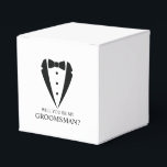 Black Tuxedo Kostym Groomsman Frieri Presentaskar<br><div class="desc">Gör Bröllop oförglömlig - Lägg till en personlig beröring med en groomsman frieri favoritrutor som innehåller en svart bild av kostym och bågtiden,  med frieri meddelande i ett klassiskt serif-teckensnitt.</div>